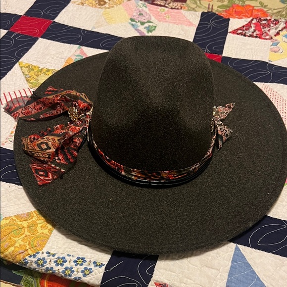 Stylish Black Wide-Brim CUSTOM felt Hat with Patterned Band - Picture 1 of 6